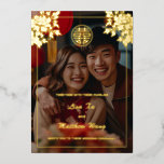 Invitation En Aluminium Photo Gold Peony | Mariage chinois<br><div class="desc">Ce faire-part de mariage chinois moderne comprend votre photo et un véritable symbole de bonheur double feuille d'or,  fleurs de pivoines chinoises et un véritable texte de feuille d'or dans un script manuscrit et une police sans serif moderne.</div>