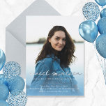 Invitation En Aluminium Photo moderne bleu aquarelle Sweet 16<br><div class="desc">Cette douce invitation moderne de 16 personnes présente un joli modèle photo arrière - plan,  une aquarelle bleu poussiéreuse et des détails en papier peint argenté. C'est l'invitation parfaite pour célébrer une douce fille qui est féminine et féminine.</div>