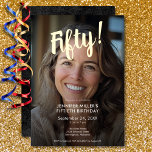 Invitation En Aluminium Photo moderne & Gold Foil 50e anniversaire<br><div class="desc">Célébrez dans le style avec notre invitation moderne et élégante. Votre photo préférée est rehaussée d'une éblouissante feuille d'or "Fifty!" en tête ci-dessus,  avec une incrustation noire transparente entourant vos détails chic de soirée. Simple,  sophistiqué et parfait pour l'anniversaire du jalon. Créé par Simply Farmhouse Press.</div>