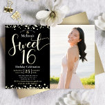 Invitation En Aluminium Photo Sweet 16 Anniversaire Moderne Noir Véritable<br><div class="desc">"Bonne Douce 16". Envoyez cette magnifique, pétillante, girly, festive, moderne, personnalisée photo véritable feuille d'or invitation pour un événement à se souvenir. La typographie et les confettis de l'écriture d'or superposent un arrière - plan noir sur la moitié gauche de la carte. Une photo d'anniversaire est sur la droite. Et...</div>