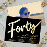 Invitation En Aluminium Quarante 40e anniversaire script de fête en or noi<br><div class="desc">Quarante feuilles noires et or ou votre propre couleur de feuille. Personnalisez ce script de fête de 40e anniversaire d'art jalon invitation anniversaire avec vos propres détails de fête d'anniversaire, et une photo de votre fille d'anniversaire au verso. D'autres années, des couleurs et des articles assortis sont disponibles. © Design...</div>