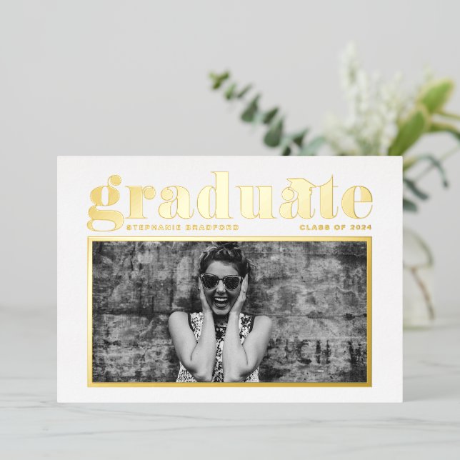 Invitation En Aluminium Retro Bold Typographie Photo Graduation (Debout devant)
