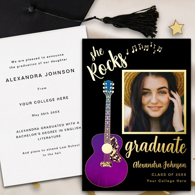 Invitation En Aluminium Script de photo de remise de diplômes moderne et a (Fun modern black and gold foil script graduate photo graduation announcement card Purple guitar)