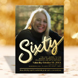 Invitation En Aluminium Soixante-60e anniversaire personnalisation script<br><div class="desc">Soixante caractères gras de feuille d'or ou votre propre couleur de feuille. Personnalisez ce script de fête de 60e anniversaire photo invitation anniversaire avec vos propres détails de fête d'anniversaire, et des photos de votre fille d'anniversaire. D'autres années et les articles correspondants sont disponibles. © Design original par Sarah Trett...</div>