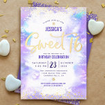 Invitation En Aluminium Sweet 16 Script Purple Aquarelle Glam Real Gold<br><div class="desc">"Bonne Douce 16". Faites-nous parvenir cette magnifique invitation, pétillante, girly, festive, moderne, personnalisée, véritable feuille d'or invitant à un événement à se souvenir. Une feuille d'or brillante, de minuscules points de confettis et un script écrit à la main superposent un arrière - plan d'aquarelle mauve souple. Personnalisez le texte personnalisé...</div>