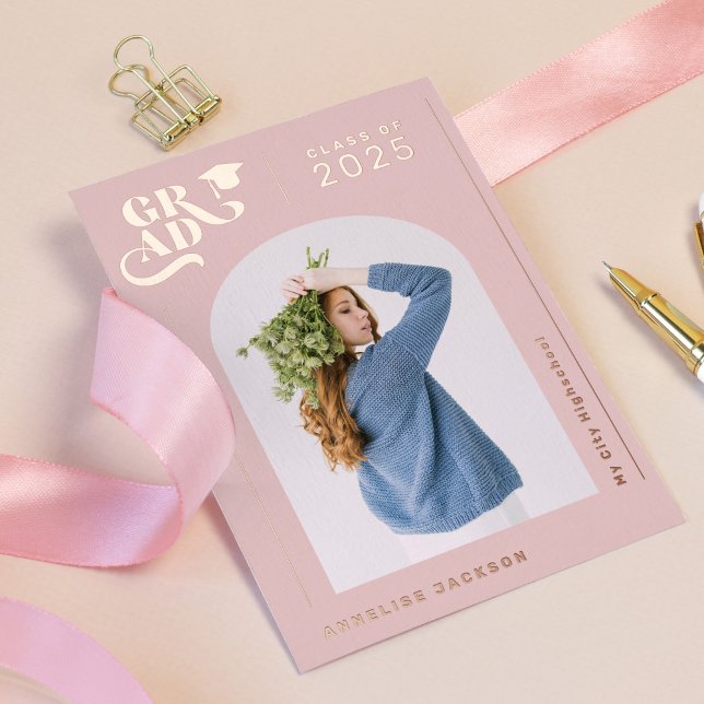 Invitation En Aluminium Typographie moderne rose girly photo 2023 diplômé (Créateur téléchargé)