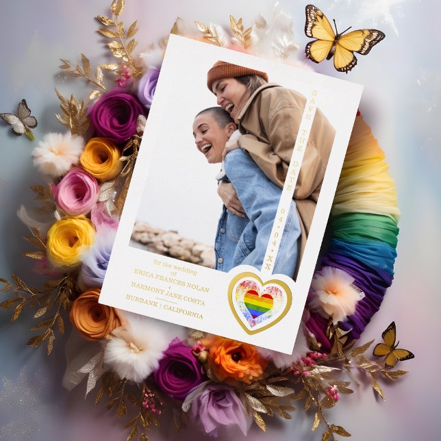 Invitation En Aluminium Véritable Golden Effet Fierté Rainbow Heart Lesbia (Real Golden Effect Cute Pride Rainbow Heart Lesbians & Gays Photo Metallic Foil Save the Date Card.)
