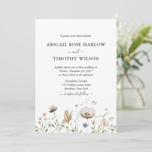 Invitation Enchanter Fleurs sauvages Whimsical Élégant Script (Debout devant)