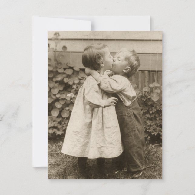 Invitation Enfants d'antan s'embrassant dans un jardin, date  (Devant)