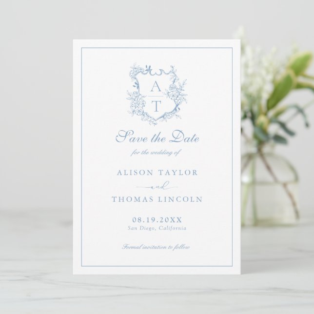 Invitation Enregistrer La Date Monogram Crest Dusty Blue Card (Debout devant)