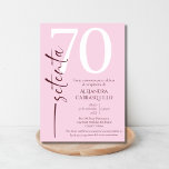 Invitation Espagnol minimaliste rose délicié 70e anniversaire<br><div class="desc">Celebra su 70º cumpleaños con elegancia utilzando nuestra invitación minimalista y moderna en español. Con una paleta de colores raffada en rosa pálido, burdeos profundo y blanco puro, este maladie présenta un fondo rosa suave con "setenta" elegantemente escrito en burdeos en el lado izquierdo. El número 70 destaca prominente en...</div>