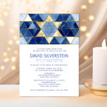 Invitation Etoile moderne de David Blue Gold Bar Mitzvah Hébr<br><div class="desc">Belle carte d'invitation religieuse juive Bar Mitzvah. Design moderne mais élégant d'aquarelle dans les couleurs bleu brosse, bleu clair à bleu marine. Gold Star de David au milieu avec des carreaux de mosaïque. Lettres de script modernes. 'Est appelé à la TORAH comme un Bar Mitzvah'. Préfet pour fils de 13...</div>