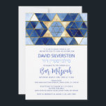 Invitation Etoile moderne de David Blue Gold Bar Mitzvah Hébr<br><div class="desc">Belle carte d'invitation religieuse juive Bar Mitzvah. Design moderne mais élégant d'aquarelle dans les couleurs bleu brosse, bleu clair à bleu marine. Gold Star de David au milieu avec des carreaux de mosaïque. Lettres de script modernes. 'Est appelé à la TORAH comme un Bar Mitzvah'. Préfet pour fils de 13...</div>