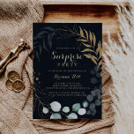 Invitation Eucalyptus Gold Calligraphie Blue Surprise Party<br><div class="desc">Cette invitation à la fête surprise bleue calligraphie or eucalyptus est parfaite pour un simple anniversaire, la retraite ou toute fête surprise. Cette conception artistique présente des feuilles d'or dessinées à la main et des feuilles d'aquarelle vert eucalyptus dans un arrière - plan bleu foncé, joliment disposées dans un cadre...</div>