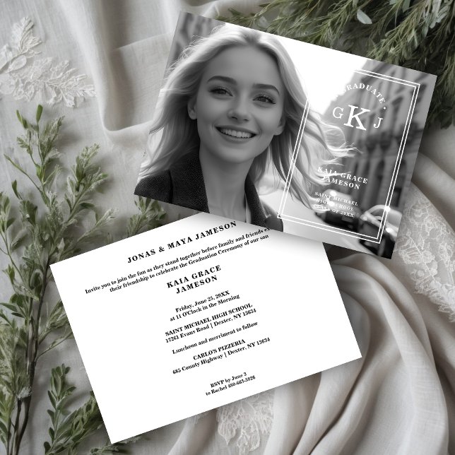 Invitation Exquise Calligraphie Élégante Photo Initiales Grad (Exquisite Stylish Chic Modern Calligraphy Photo Grad Initials Black & White Invitation Card.)
