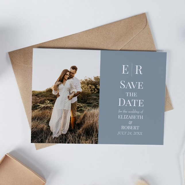 Invitation Faire part de mariage personnalisé avec photo en b (Dusty Blue Monogram Custom Photo Save the Date Invitation on a white table with neutral decoration)