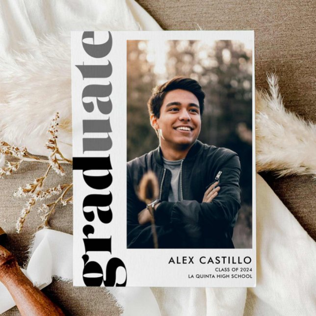 Invitation Félicitations pour la remise des diplômes avec pho (Modern Black and White Photo Graduation Announcement)