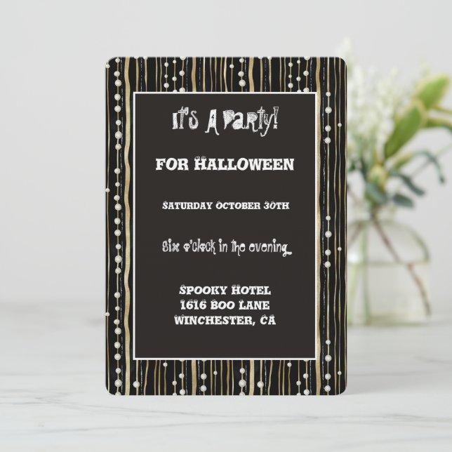 Invitation Fête costumée Halloween noire perles blanches or (Debout devant)
