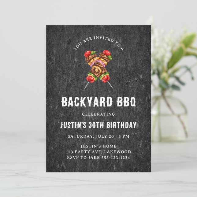 Invitation Fête d'anniversaire BBQ Bois Rustique Noir (Debout devant)