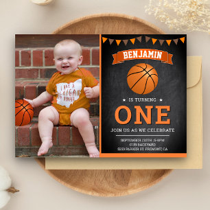 Invitation Fête d'anniversaire de basket-ball sur tableau noi
