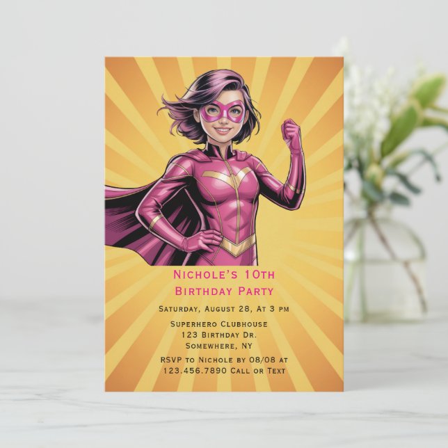 Invitation Fête d'anniversaire de fille super-héroïne rose  (Debout devant)