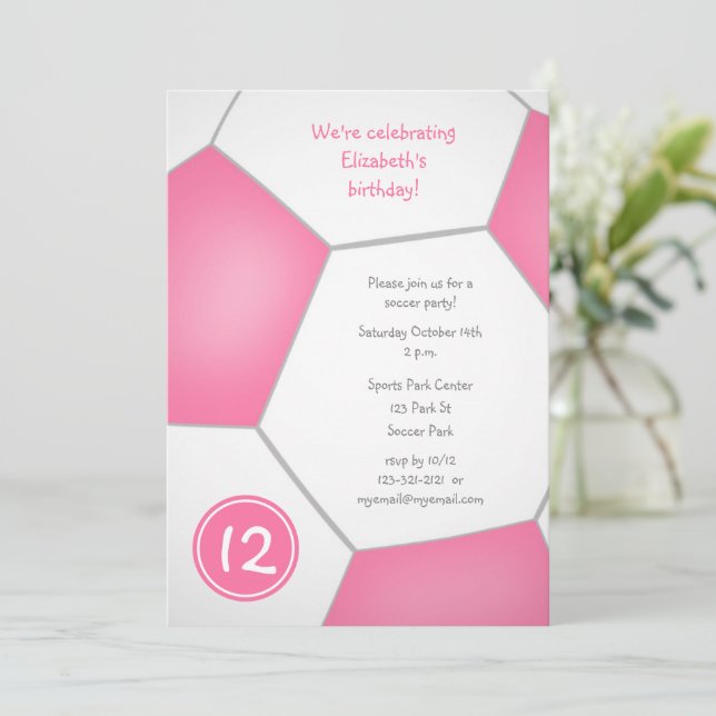Invitation fête d'anniversaire de football féminin rose (Debout devant)