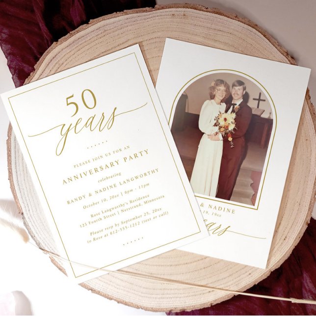 Invitation Fête d'anniversaire de mariage de 50 ans Script Go (Elegant gold 50th wedding anniversary invitation with modern calligraphy script design)