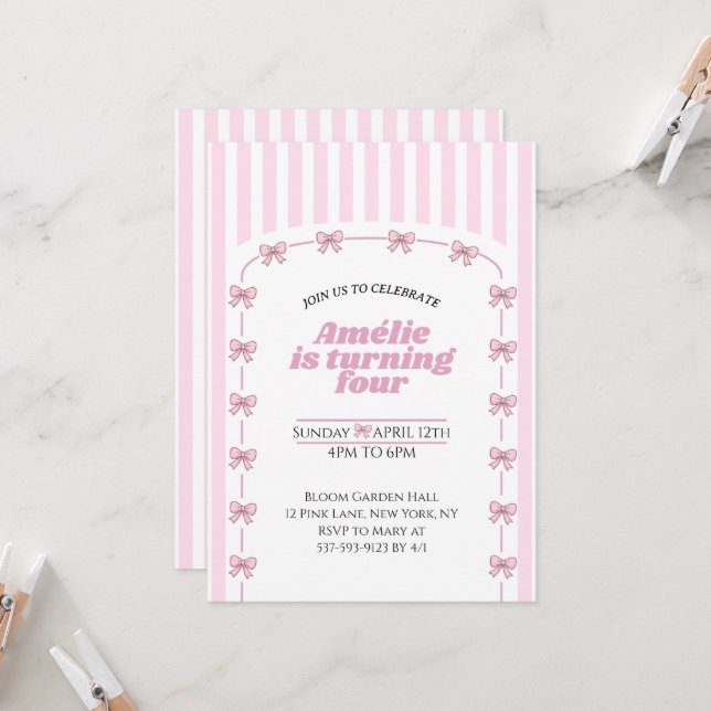 Invitation Fête d'anniversaire de quatre ans avec un nœud pap (Devant/Arrière en situation)