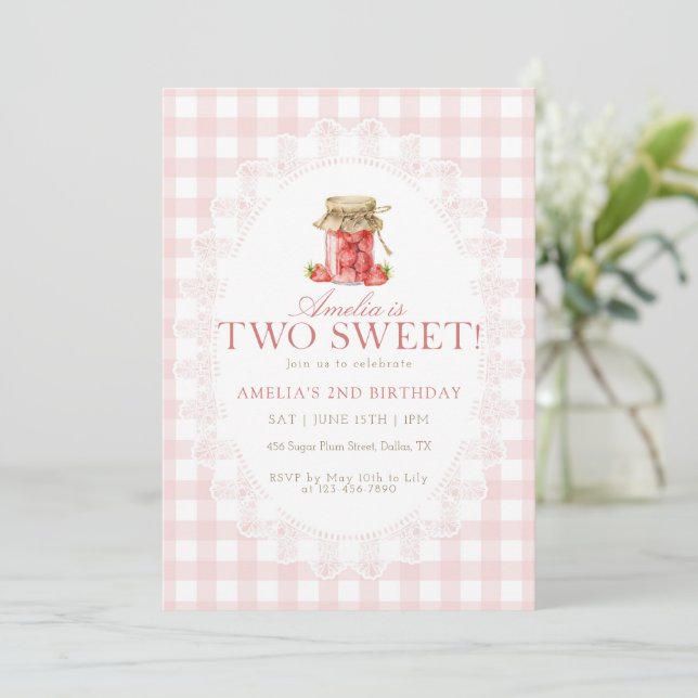 Invitation Fête d'anniversaire Deux Fraises Douces Gingham Ro (Debout devant)