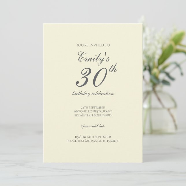 Invitation Fête d'anniversaire élégante moderne crème 30 ans (Debout devant)
