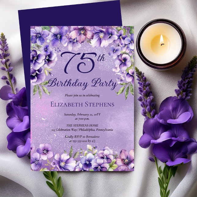 Invitation Fête d'anniversaire élégante violette violettes fl (Elegant Purple Violets Floral 75th Birthday Party Invitation)