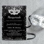 Invitation Fête d'anniversaire Masquerade en argent noir<br><div class="desc">Pour une Masquerade élégante,  50e (ou tout âge) anniversaire. Un arrière - plan noir. Décoré de parties scintillant en faux argent et d'un masque masqué. Personnalisez et ajoutez un nom,  un âge et des détails de la fête. Le nom est écrit avec un script de style manuscrit</div>