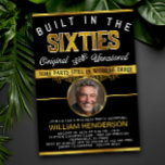 Invitation Fête d'Anniversaire Mens Funny Construit dans les<br><div class="desc">Célébrez un anniversaire avec style et humour ! Notre invitation "Né dans les années 60 - Original et non restauré" est parfaite pour l'homme qui embrasse son âge avec un clin d'oeil et un clin d'oeil. Ce design vintage en noir et or présente un texte ludique qui dit "Né dans...</div>