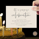 Invitation Fête d'anniversaire surprise<br><div class="desc">C'est une fête de fête d'anniversaire surprise Invitation card. Planifiez la fête d'anniversaire pour votre famille bien-aimée ? Invitation les invités avec cette carte d'invitation parfaite.</div>
