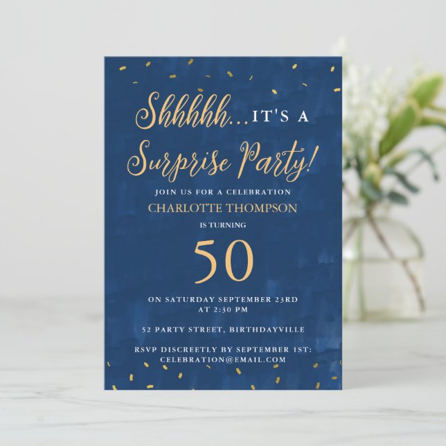 Invitation Fête d'anniversaire surprise confettis bleus et or (Debout devant)