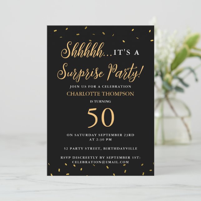 Invitation Fête d'anniversaire surprise confettis noir or (Debout devant)