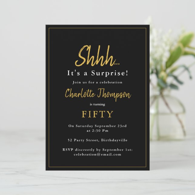 Invitation Fête d'anniversaire surprise noir or moderne (Debout devant)
