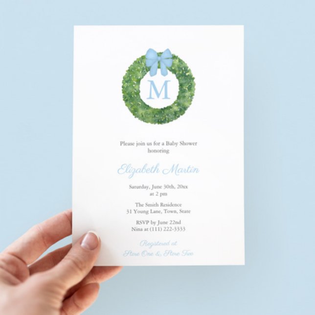 Invitation Fête de Baby shower pour garçon monogramme (Elegant Baby Shower For Boy invitation featuring a boxwood wreath with single letter monogram)