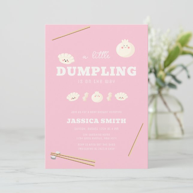 Invitation Fête de Bébé Bao Dumpling Rose Moderne Kawaii  (Debout devant)