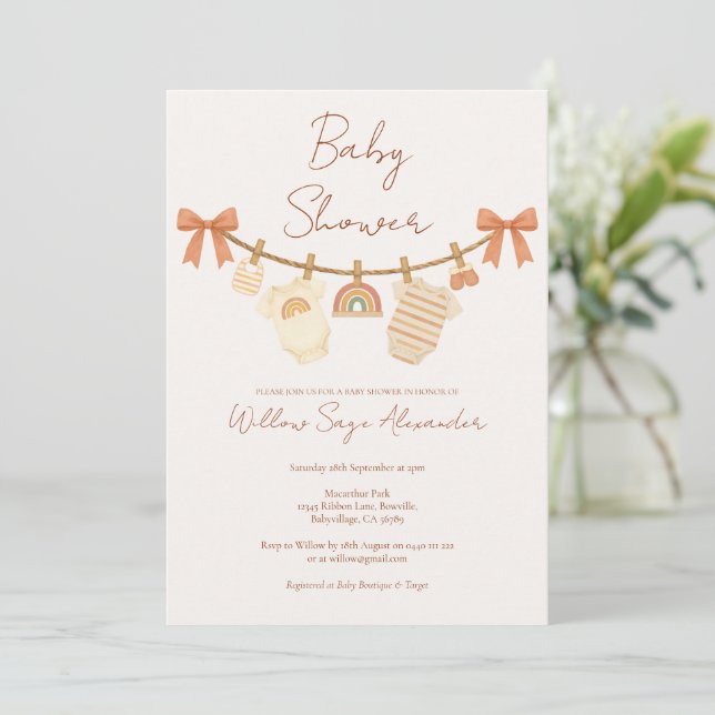 Invitation Fête de bébé Bohème Neutre sur une corde à linge (Debout devant)