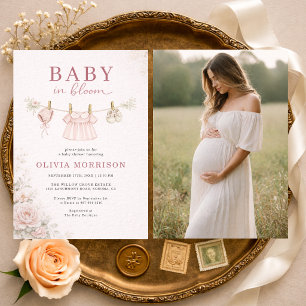 Invitation Fête de bébé en fleurs tenue rose sur corde à ling