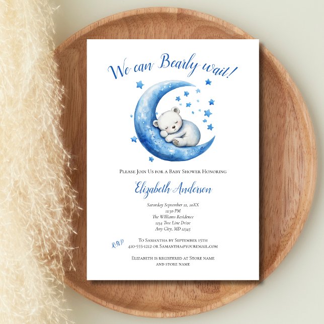 Invitation Fête de bébé garçon ours bleu lune à peine attendr (Boy Baby Shower invitation. White Bear Sleeping in Blue Moon with stars. We can Bearly wait.)