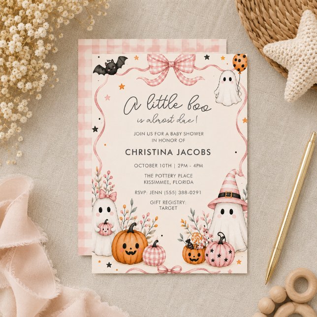 Invitation Fête de bébé Halloween d'octobre avec un fantôme a (Pink Bow Ghost October Halloween Baby Shower Invitation)