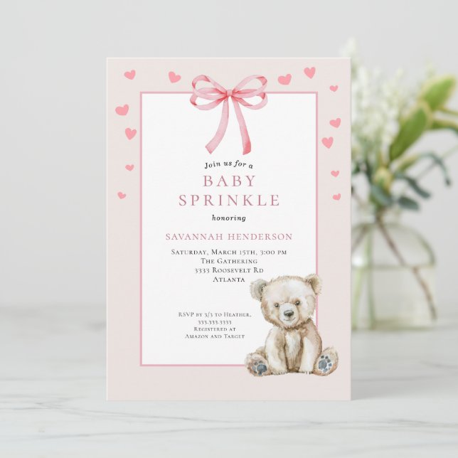 Invitation Fête de bébé rose poussiéreux avec un ourson migno (Debout devant)