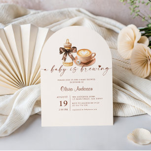 Invitation Fête de bébé : un bébé prépare du café, tenue de f