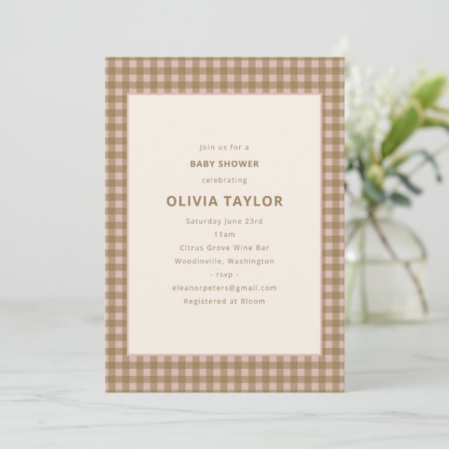 Invitation Fête de douche de bébé rose gingham terreux beige (Debout devant)