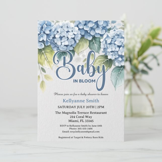 Invitation Fête de douche florale d'hydrangea bleue "Bébé en  (Debout devant)