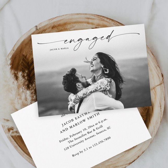 Invitation Fête de fiançailles de mariage avec photo et écrit (Modern script simple photo engagement party or shower invitation.)