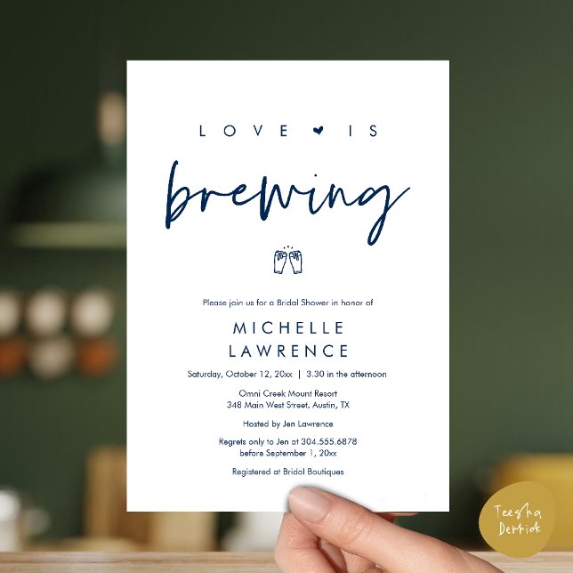 Invitation Fête de Fiançailles Moderne Mignonne Romantique Bi (Beer Party Bridal Shower, Love is brewing Invitation card modern romance navy blue)