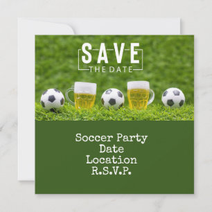 Invitation Fête de football avec balle et bière sur vert